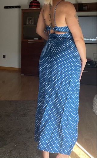 Vestido azul con lunares blancos
