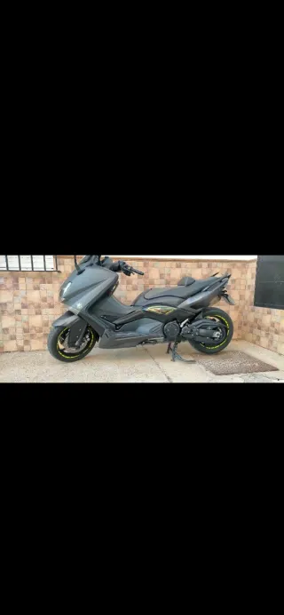 Moto yamaha T-Max 530 año 2012
