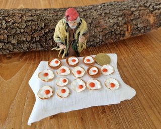 Huevos fritos en plato de barro o en lote