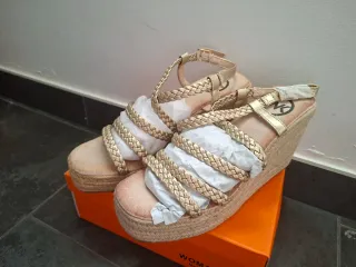 Sandalias cuña doradas
