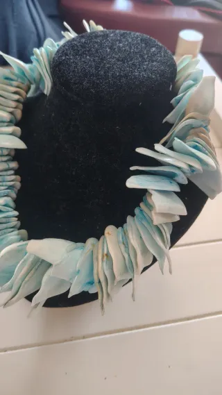 Collar de conchas azul y blanco