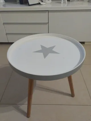 Mesa auxiliar redonda con estrella
