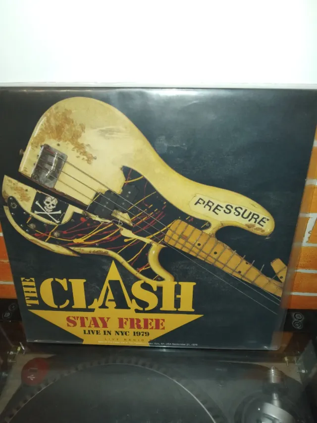 Lp The Clash - Stay Free (Live)
