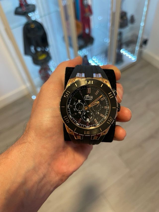 Reloj Lotus Negro y Dorado