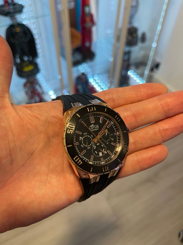 Reloj Lotus Negro y Dorado