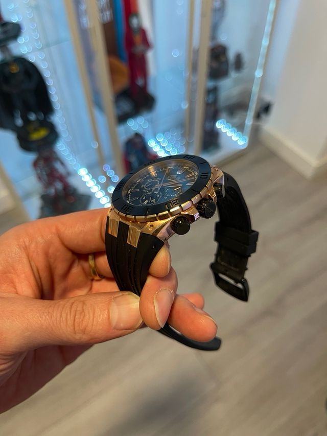 Reloj Lotus Negro y Dorado