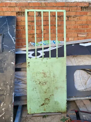 Puerta de hierro verde