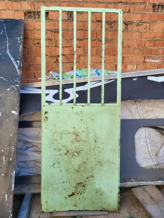Puerta de hierro verde