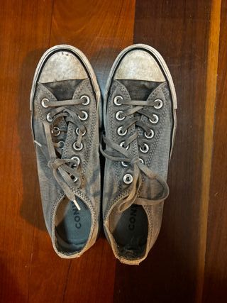 Converse bajas con plataforma gris desgastado.