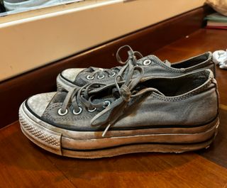 Converse bajas con plataforma gris desgastado.