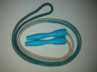 Corda per saltare con manici blu