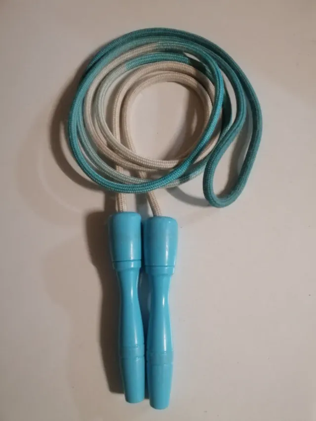 Corda per saltare con manici blu