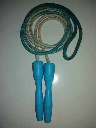 Corda per saltare con manici blu