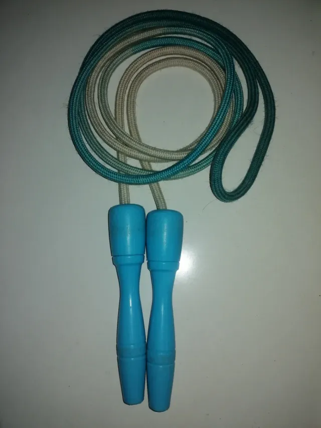 Corda per saltare con manici blu