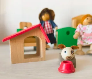 Muñecos y muebles casita madera