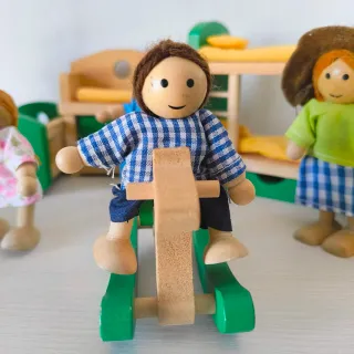 Muñecos y muebles casita madera