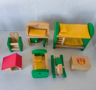 Muñecos y muebles casita madera