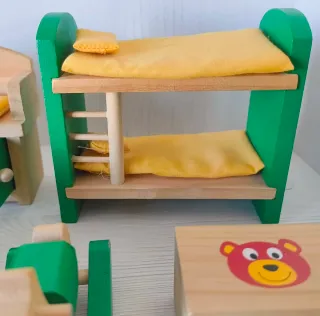 Muñecos y muebles casita madera