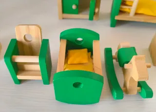 Muñecos y muebles casita madera