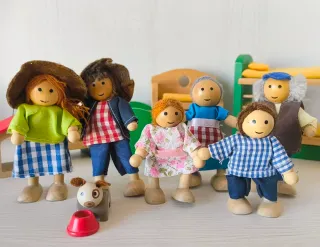 Muñecos y muebles casita madera