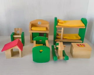 Muñecos y muebles casita madera