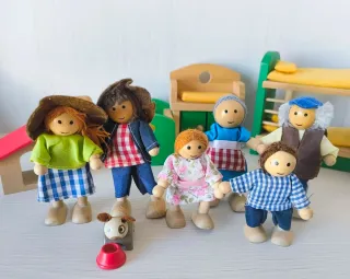 Muñecos y muebles casita madera