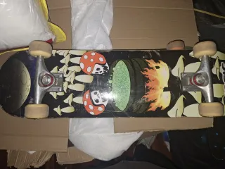 Skate con diseño de calaveras y hongos