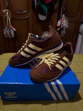 Adidas Zapatillas Marrones y rojas tinto