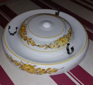Plafón de cerámica con flores amarillas