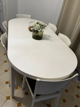 Mesa de comedor ovalada blanca