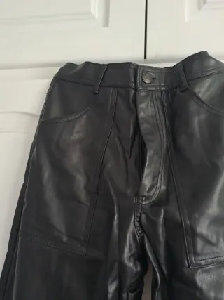 Pantalón de cuero negro