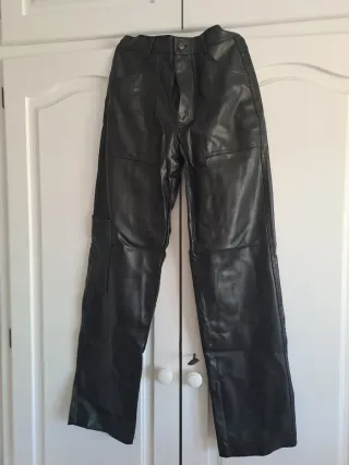 Pantalón de cuero negro