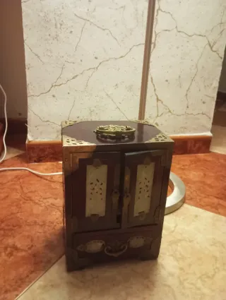 Joyero chino antiguo de madera latón y jade 