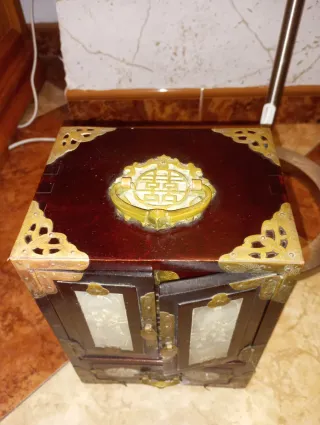 Joyero chino antiguo de madera latón y jade 