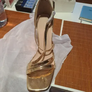 Zapatos de fiesta dorados