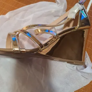 Zapatos de fiesta dorados