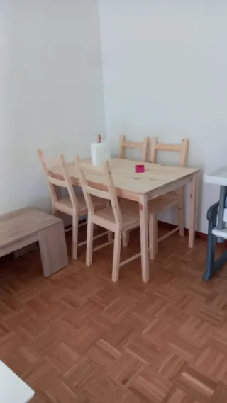 Mesa de comedor con 4 sillas de madera