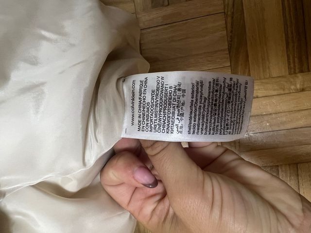 Abrigo Calvin Klein Plumas Nailon Reciclado Beige