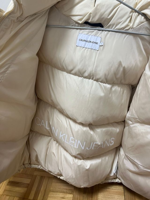 Abrigo Calvin Klein Plumas Nailon Reciclado Beige