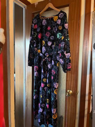 Mono largo floral con etiqueta