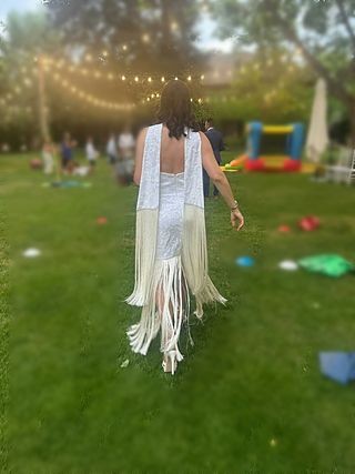 Vestido largo blanco , bordado, flecos 
