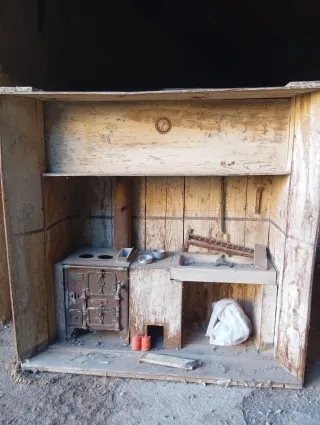 Estufa de hierro fundido y fregadero de piedra