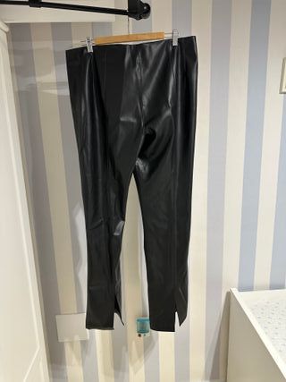 Pantalón Mango efecto cuero negro T.46