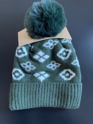 Gorro adulto verde y blanco con pompón