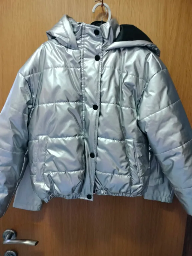 Abrigo acolchado plateado, talla 9 años