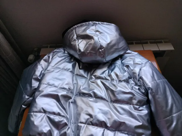 Abrigo acolchado plateado, talla 9 años