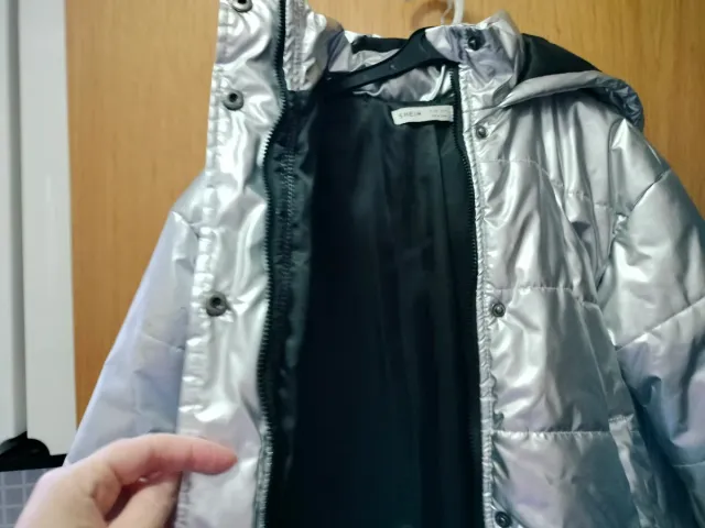 Abrigo acolchado plateado, talla 9 años