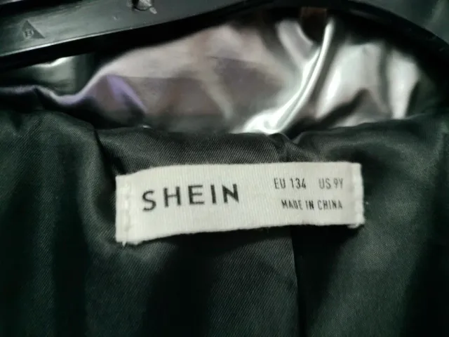 Abrigo acolchado plateado, talla 9 años