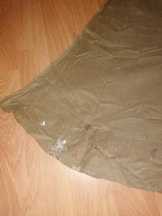 Falda larga con detalles de lentejuelas