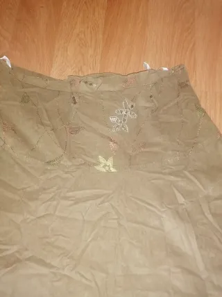 Falda larga con detalles de lentejuelas